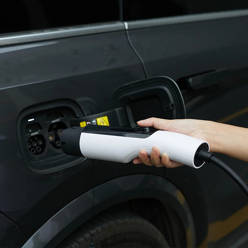 Minimalist Mode 2 32A 7KW 3.5kw Portable EV Charger Level 2 Electric Car Charging Station with Type 2 1 GB Plug APP Smart Home
