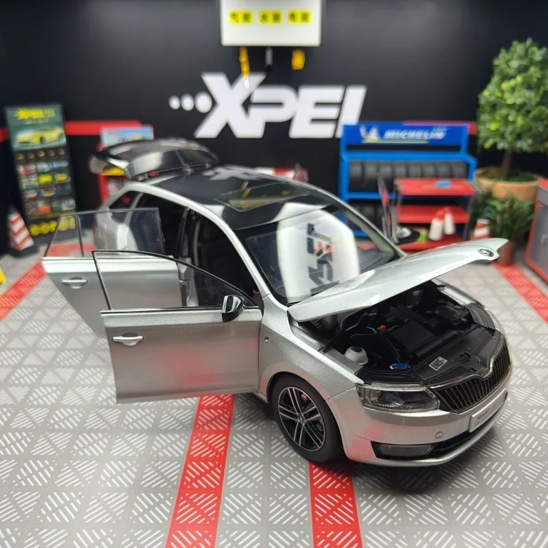 Flaw Defective Special Diecast 1/18 Model Car Skoda Car ModeI Rapid Spaceback Static Display Play Vehicles Toys for Boys