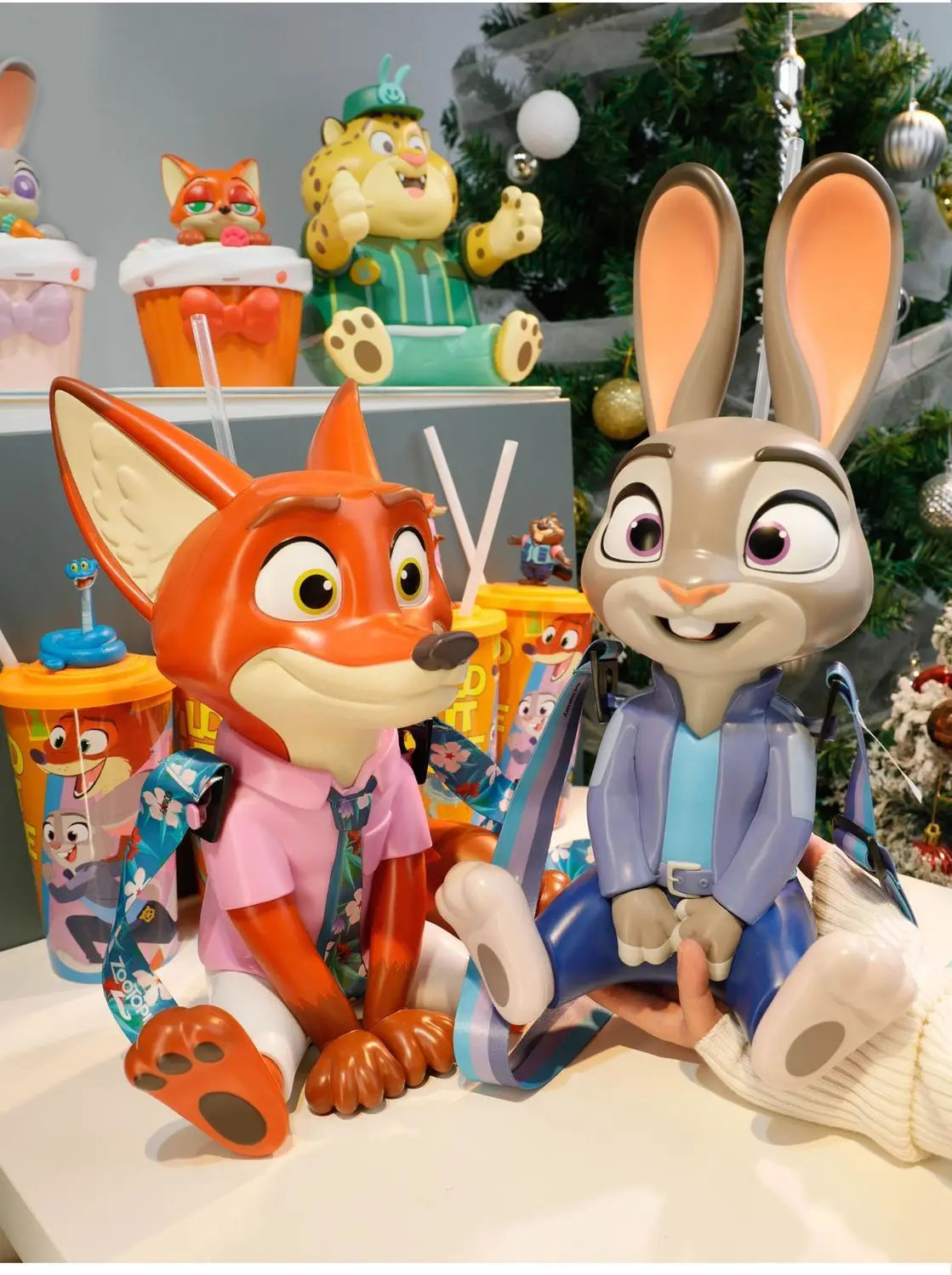 Kubek w kształcie Zootopia 2 Disneya, Nick i Judy, w stylu kreskówkowym, z paskiem na ramię, kawaii, prezent urodzinowy dla dziewczynki lub chłopca, dostępny od ręki.