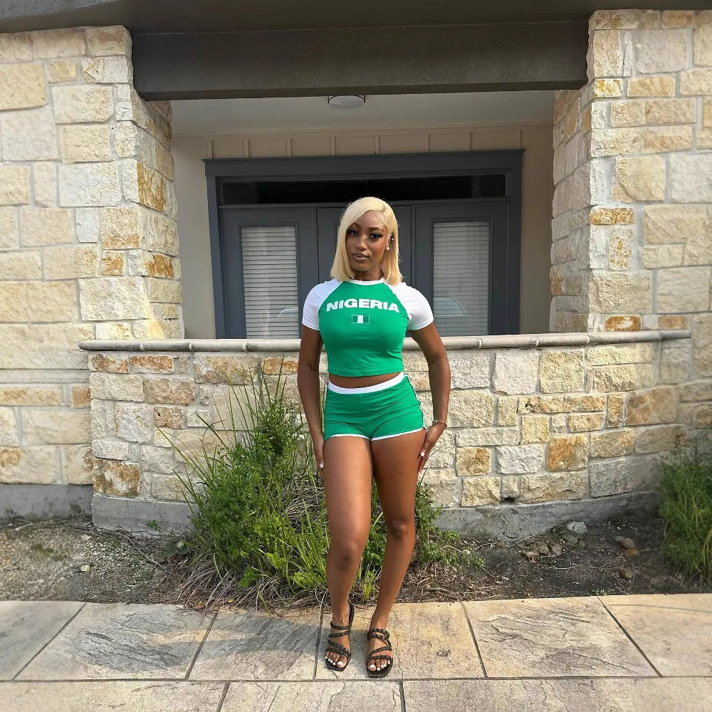 مجموعة ملابس علوية نسائية صيفية لعام 2025 تي شيرت جمالي مطرز بأحرف خضراء ملابس جميلة للشارع