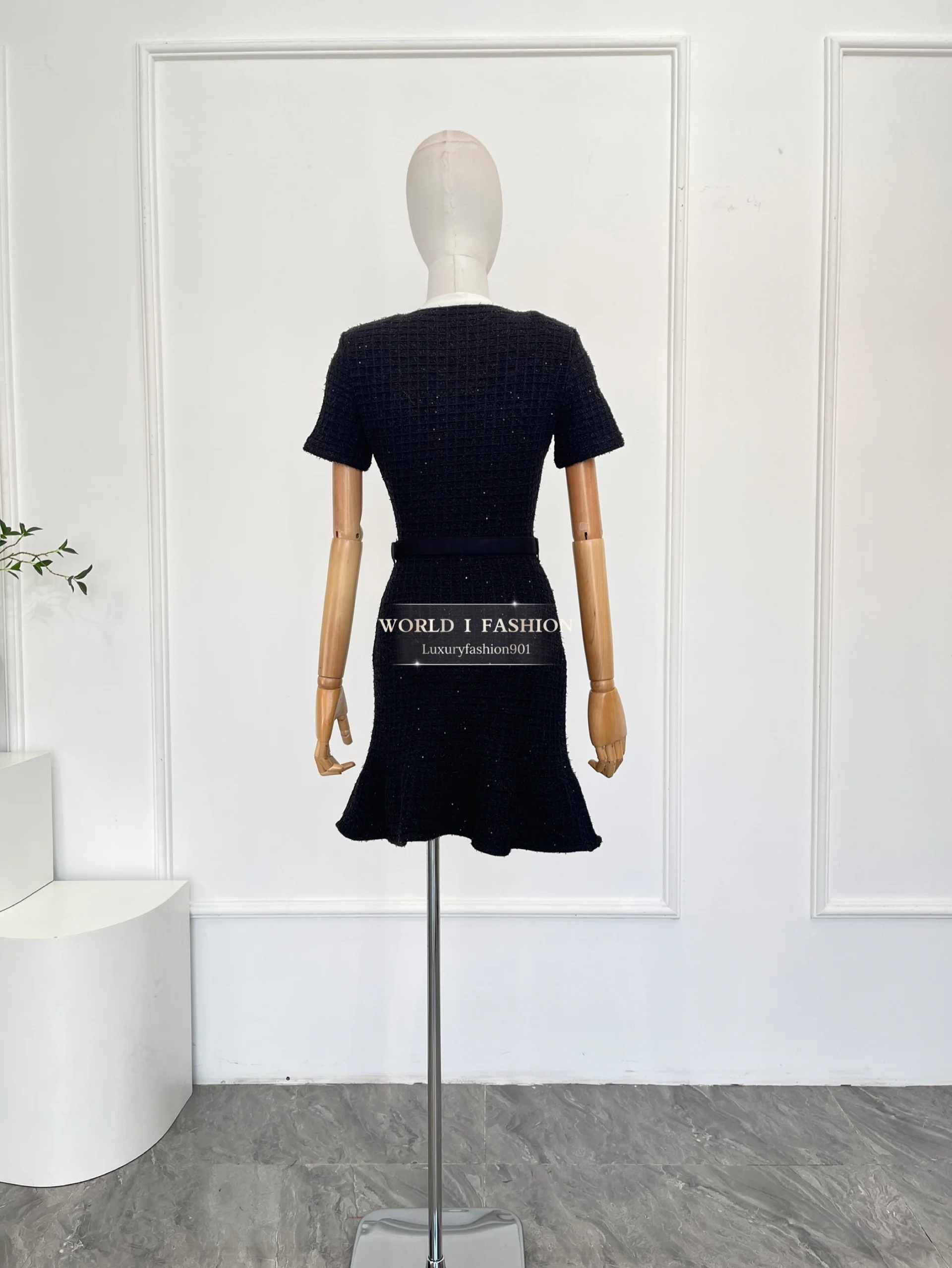 2025 Mini vestido preto de alta qualidade com manga curta e bordado de flores para mulheres