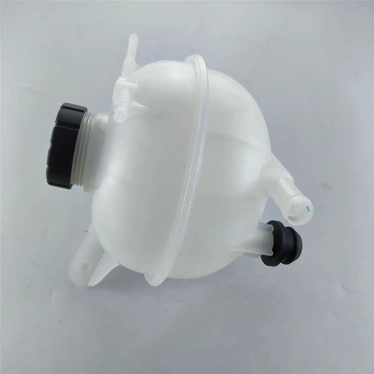 Auto parts High quality for Roewe RX5 / RX5 PLUS / RX5 MAX / Whale / MG GS / MG HS  Coolant Expansion Tank Assembly 10329045 - Image 3