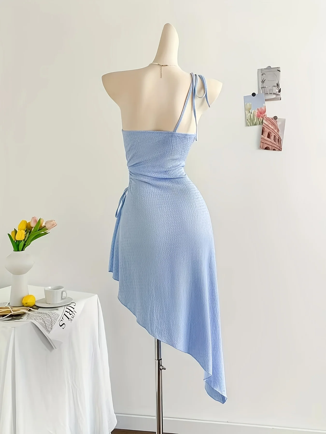 Hellblaues, plissiertes, schulterfreies Camisole-Kleid für Damen mit seitlichen Hohlpflätzen und asymmetrischem Saum, enganliegendes Sommer-Clubkleid – Detail 3
