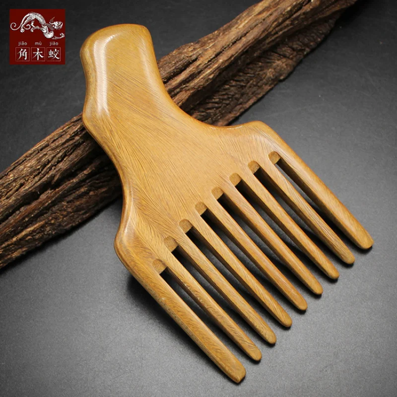 Creative design of a wide-toothed comb made from whole pieces of green sandalwood