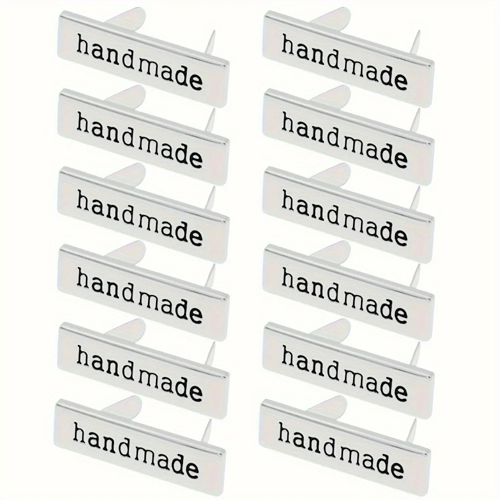 12 Stück/Set, 12 handgefertigte Metallanhänger in Buchstabenform, geeignet für DIY-Projekte wie Geldbörsen, Taschen, Hüte, Kleidung, als Nähzubehör, vielseitig einsetzbar. – Detail 3