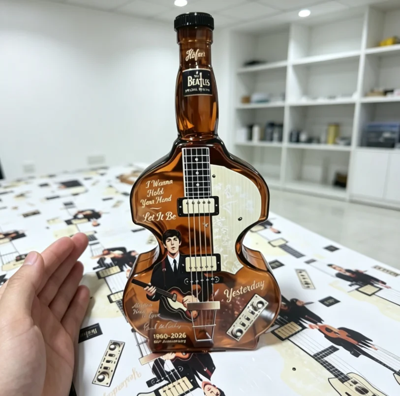 Unique Guitar Form Glass Wine Decanter, Decorative Liquor Storage Bottle for Whiskey Brandy, Retro Rock‑inspired Tabletop