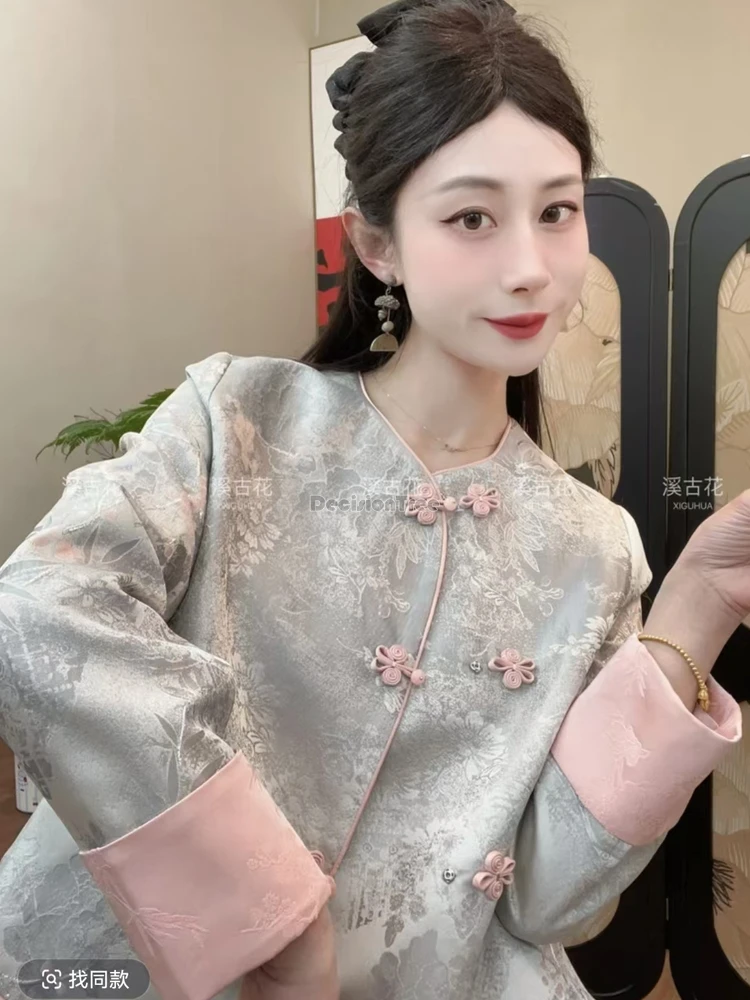 بدلة تانغ للسيدات على الطراز الوطني الصيني لعام 2025 بياقة دائرية وأكمام طويلة من قماش الجاكار والساتان بلوزة شيونغسام عصرية كلاسيكية #1