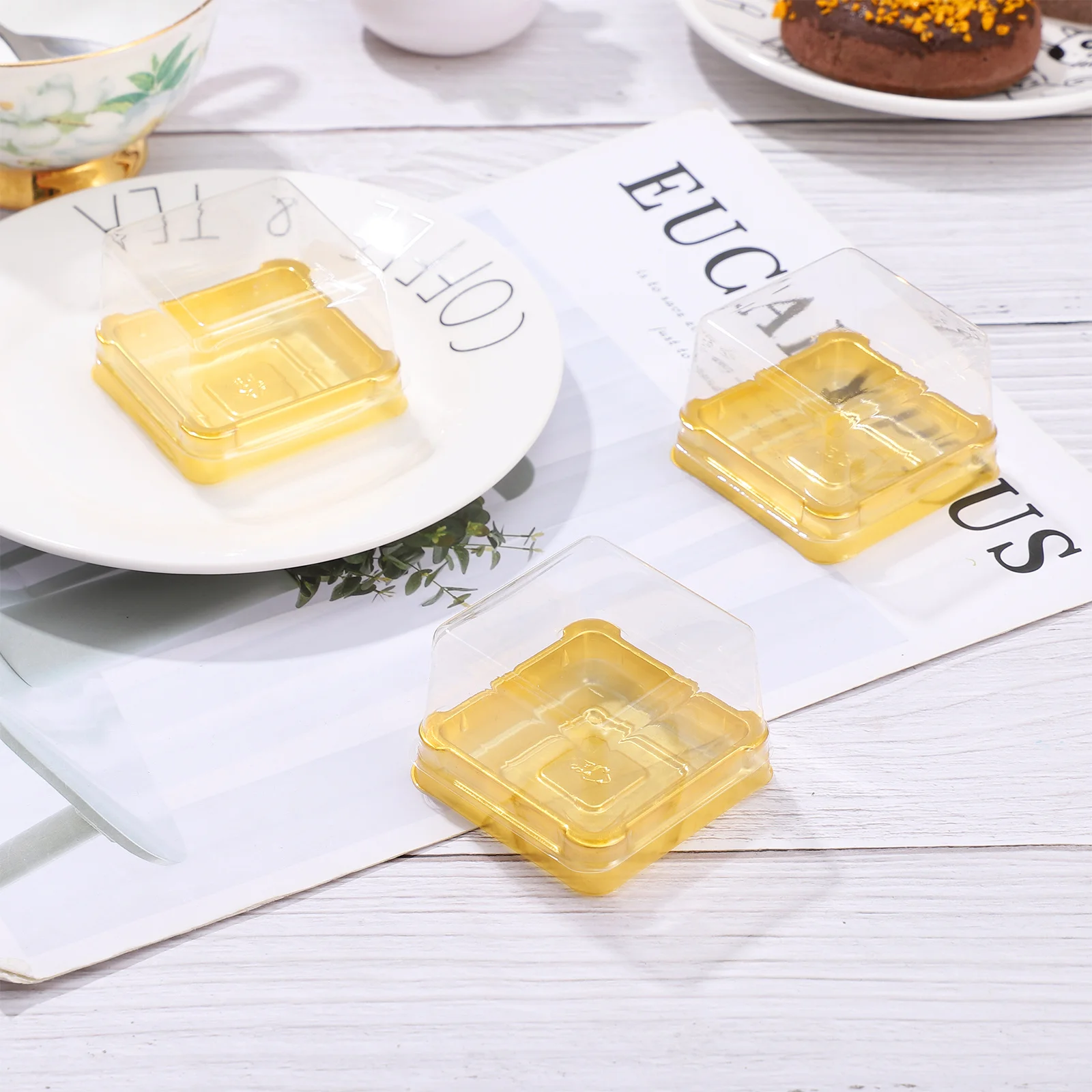 Коробка для яиц с праздничными коробками