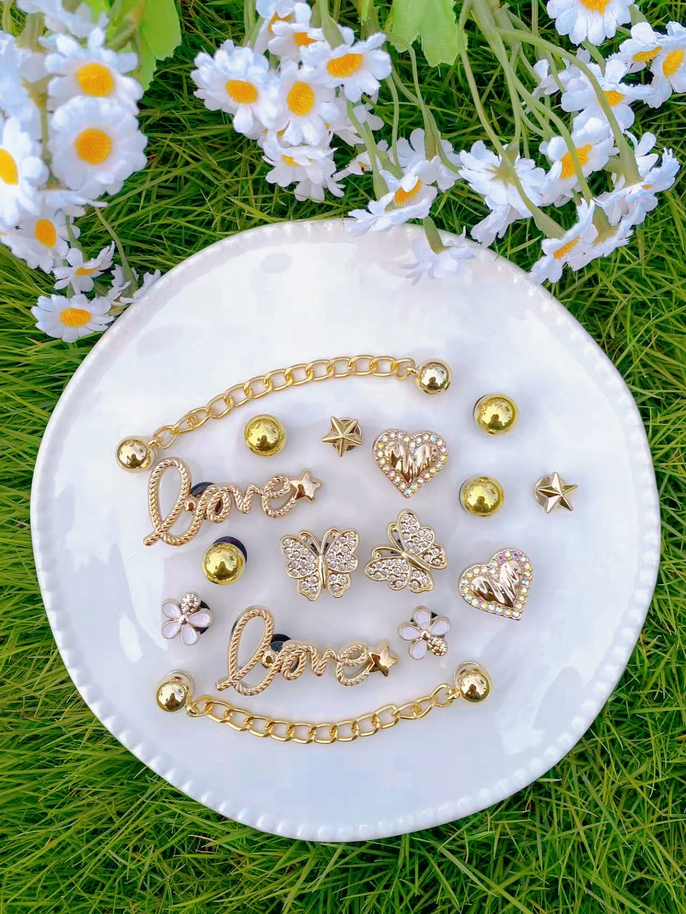 16 زخرفة بإبزيم حذاء DIY بأحرف ذهبية وخرز الفراشة والقلوب وما إلى ذلك. إكسسوارات مشبك أحذية متعددة الوظائف للنساء