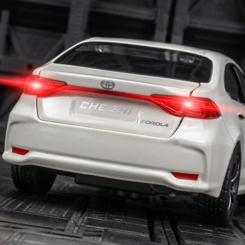 1:32 Toyota Corolla modelo de coche de aleación ornamento, puertas y capó del motor, el maletero se puede abrir para juguetes para niños