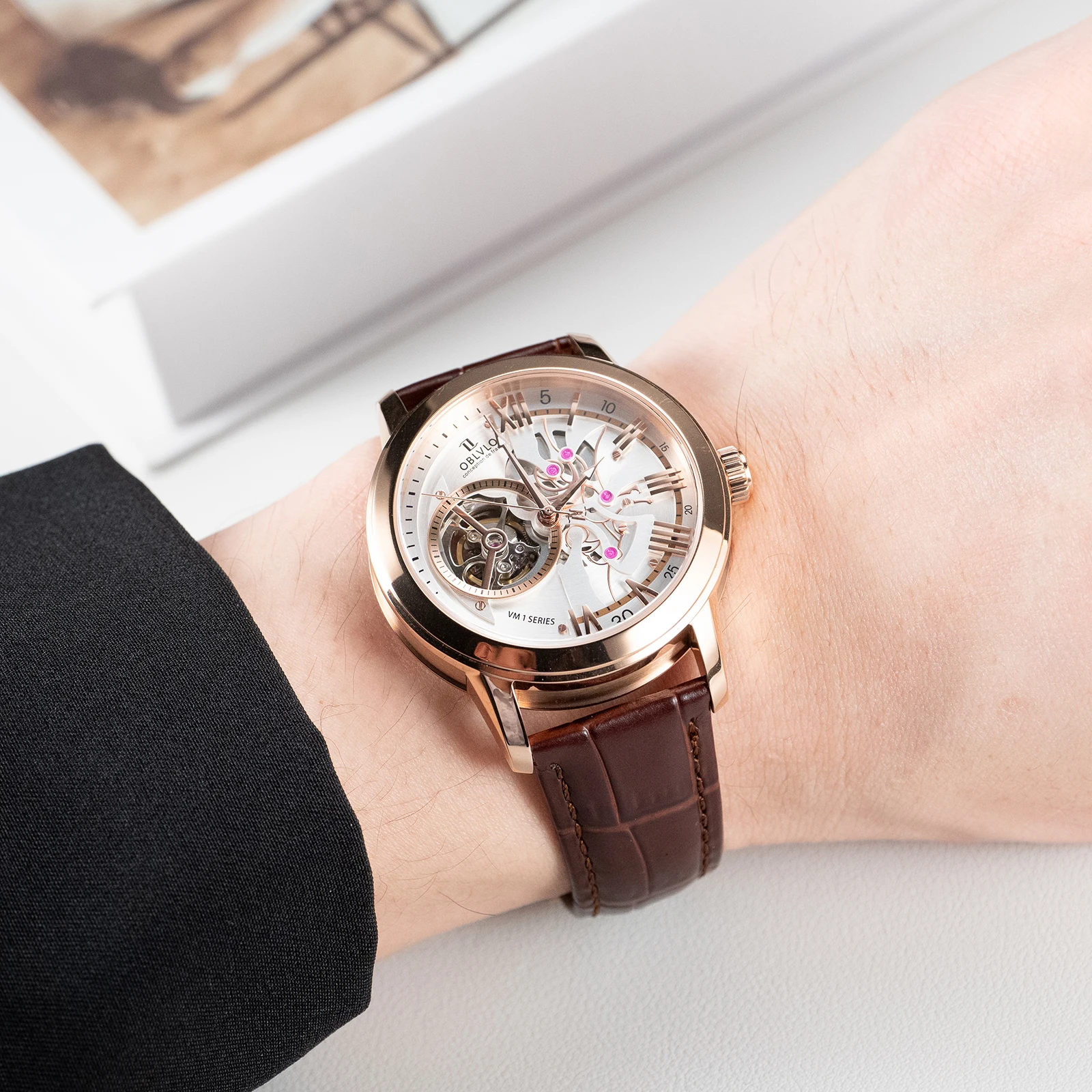 ساعة OBLVLO للرجال أوتوماتيكية فريدة من نوعها مجوفة باللون الذهبي الوردي 42 ملم مينا بيضاء وحزام جلدي بني ميكانيكي كلاسيكي VMQ-ND