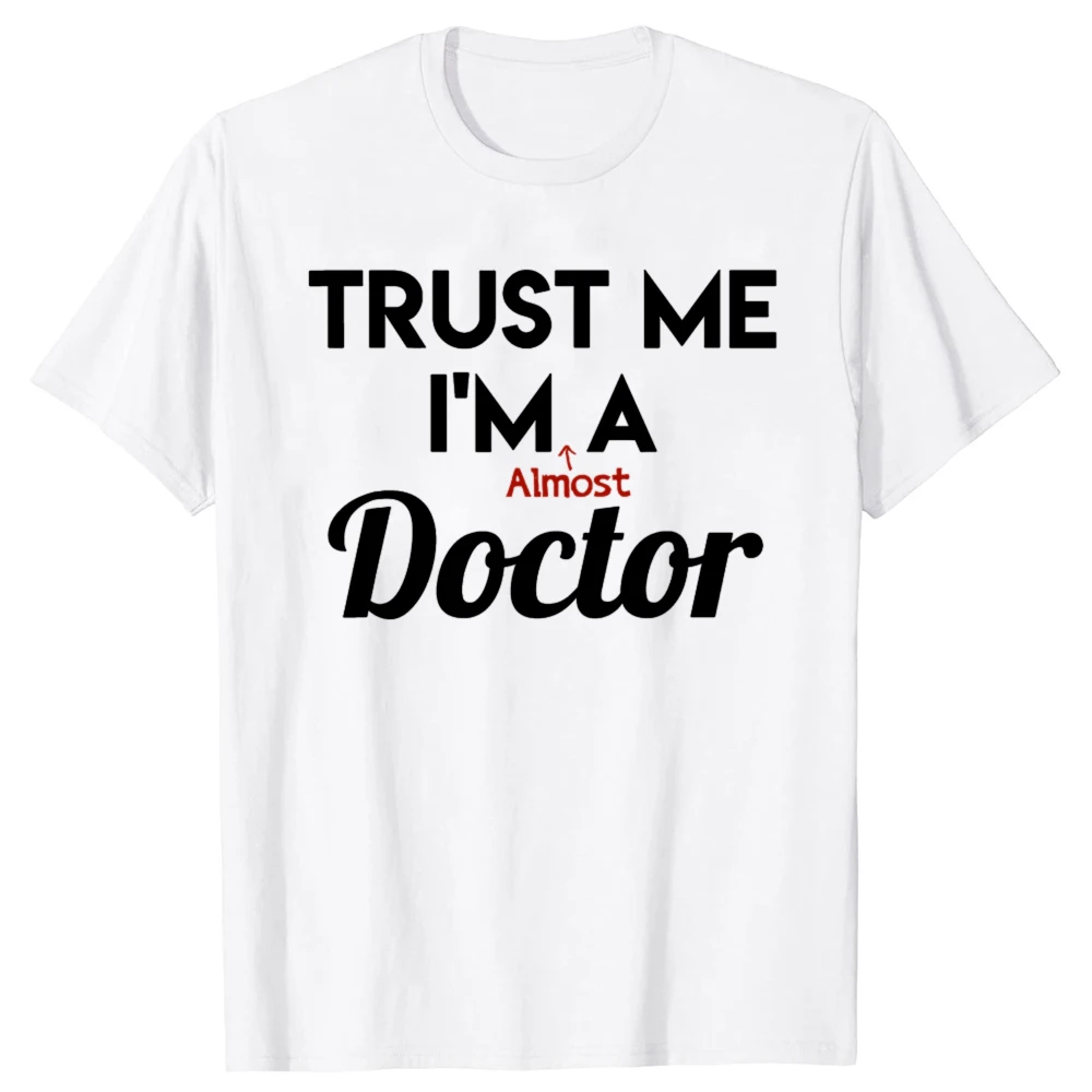 Lustiges T-Shirt mit Aufdruck „Trust Me I Am Almost A Doctor“ für Herren und Damen, modisches, lässiges T-Shirt aus 100 % Baumwolle, lockeres, übergroßes T-Shirt – Detail 2