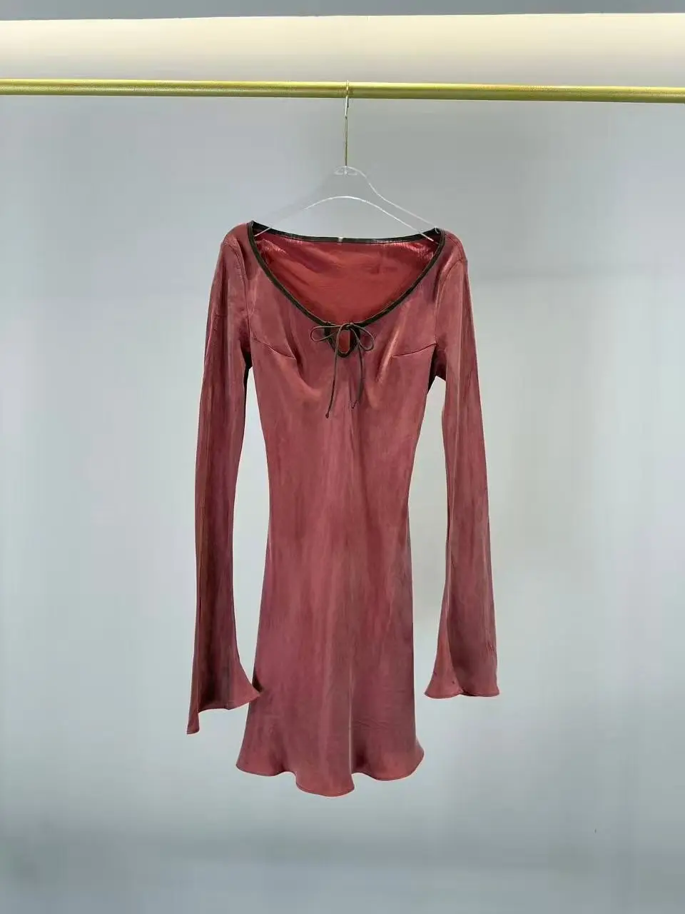 Süßer und hochwertiger Rock mit Schleifenverzierung, modischer Herbst-Neuheit, Rüschenkante, schmal geschnitten und vielseitiges Minikleid.