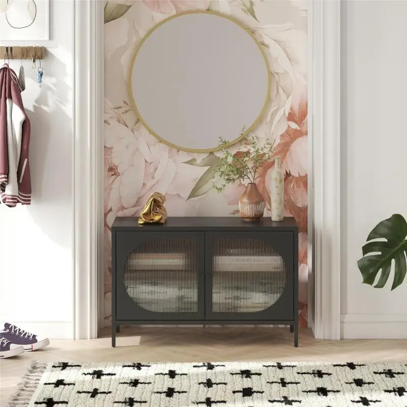 플루티드 글라스 2도어 액센트 캐비닛 – 홈 데코를 위한 현대적인 수납 솔루션