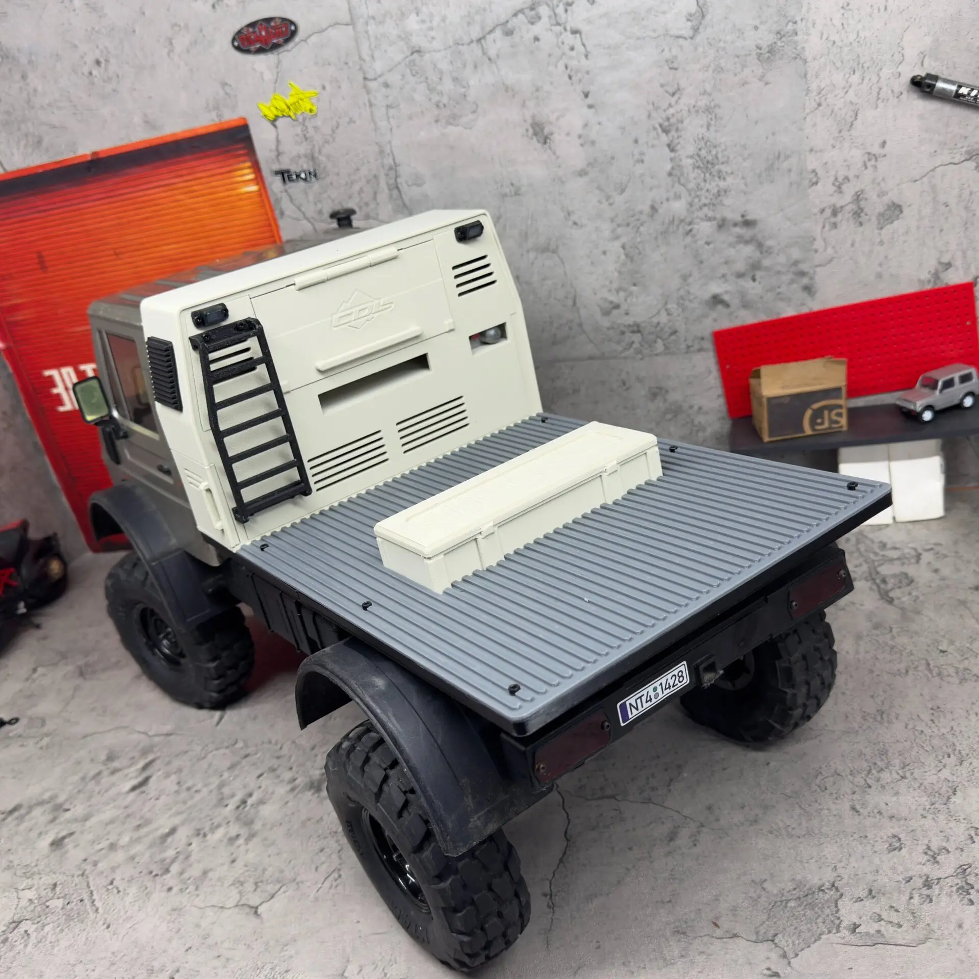 RC Crawler Upgrade Parts Custom Multi‑Functional Flat Rear Bed With Equipment Box For 1/10 CROSSRC EMO NT4 Mod Decor Accessories