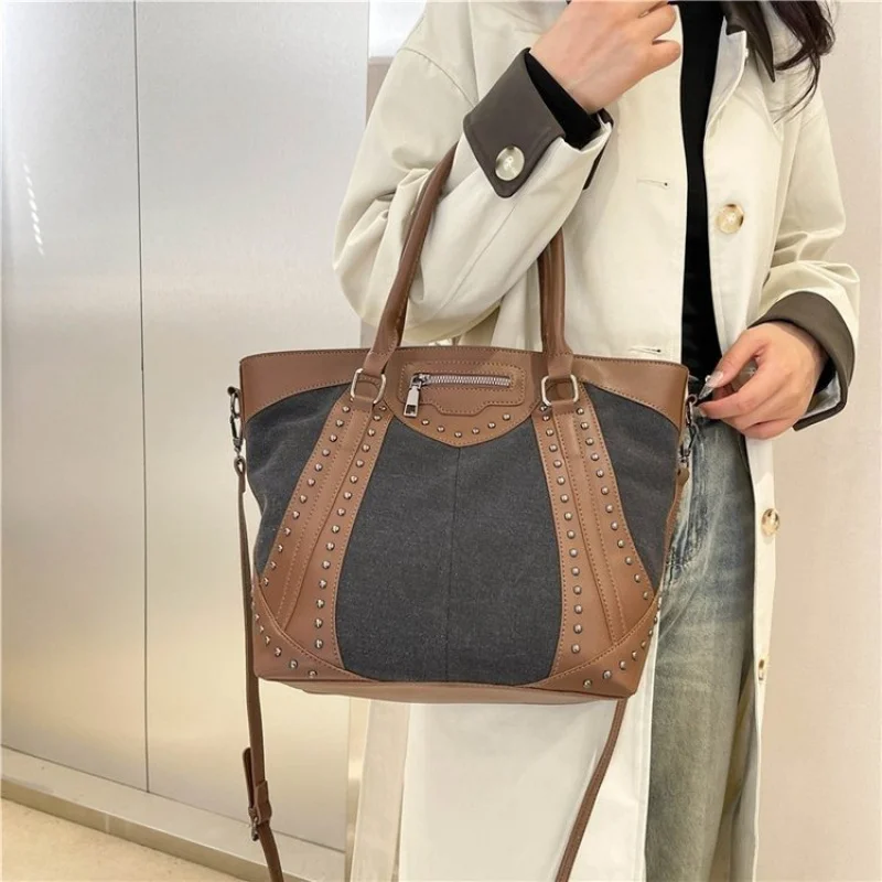 

High-End Women's Messenger Bag Made Of Chevron Leather Boasting Trendy Commuter Design And Paris Refined Look​
