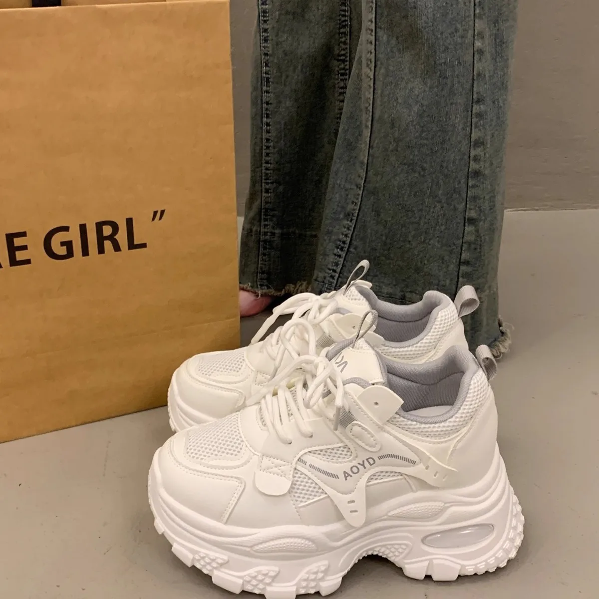 Sponge cake thick soled dad shoes for women 2026 fashionable new autumn and winter white sports and leisure shoes