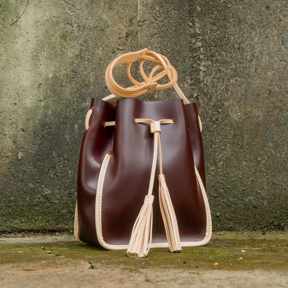 

High Quality Vegetable Tanned Cowhide Bucket Shaped Women Bag With Color Blocking Tassel Single Shoulder Diagonal Cross Bag Tide
