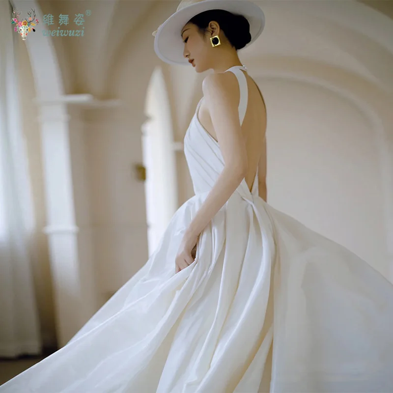 Französischer Stil, Satin, schlicht, A-Linie, kleines Schlepp-Brauthochzeitskleid, Temperament, rückenfrei, Outdoor, Hochzeit, Fotoshooting, Kleidung