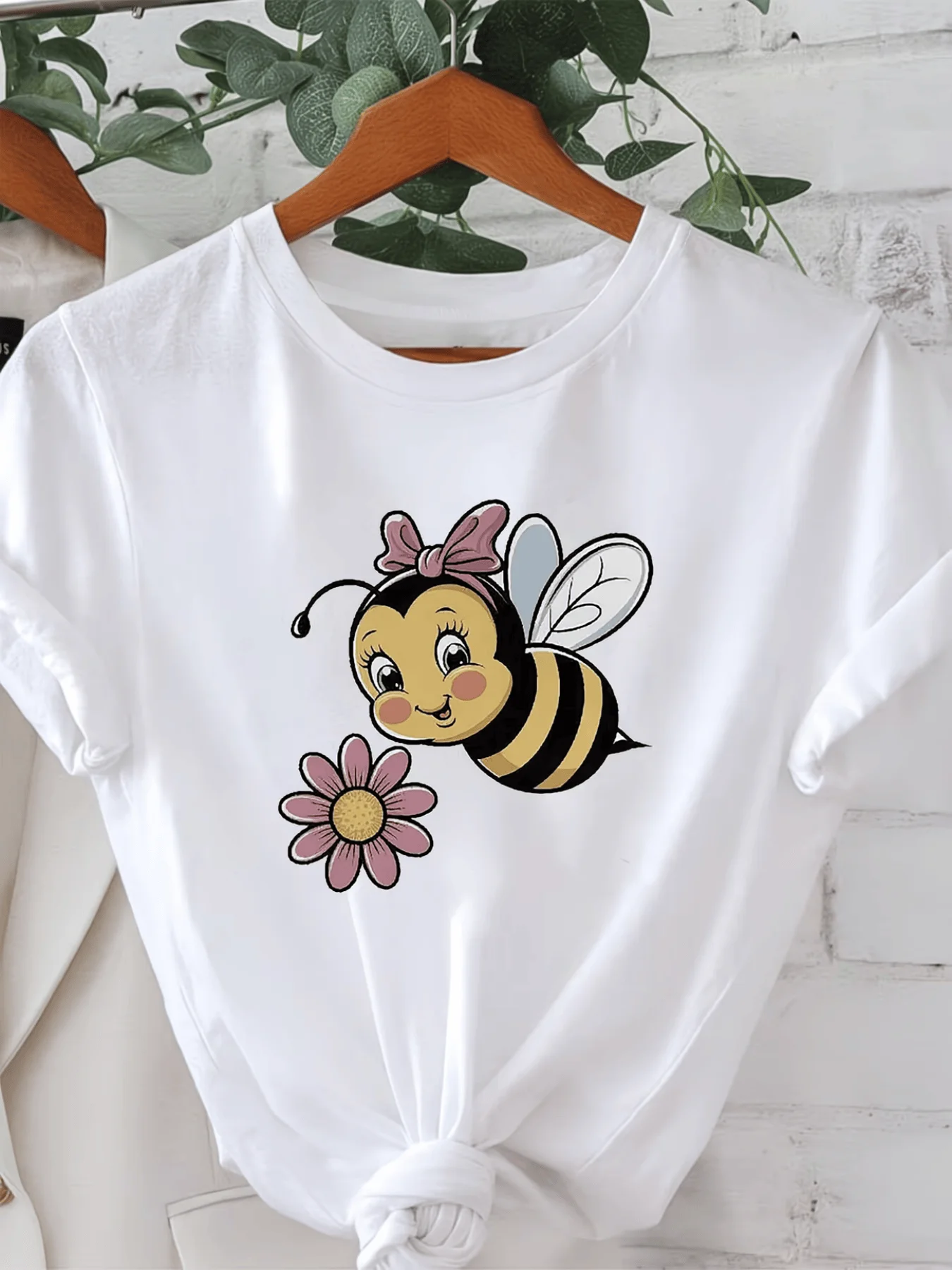 Sweet Outfit Cartoon Bee and Floral Pattern Print Women'S Fashion Casual Round Neck Spring Summer T-Shirt Aesthetic Clothe