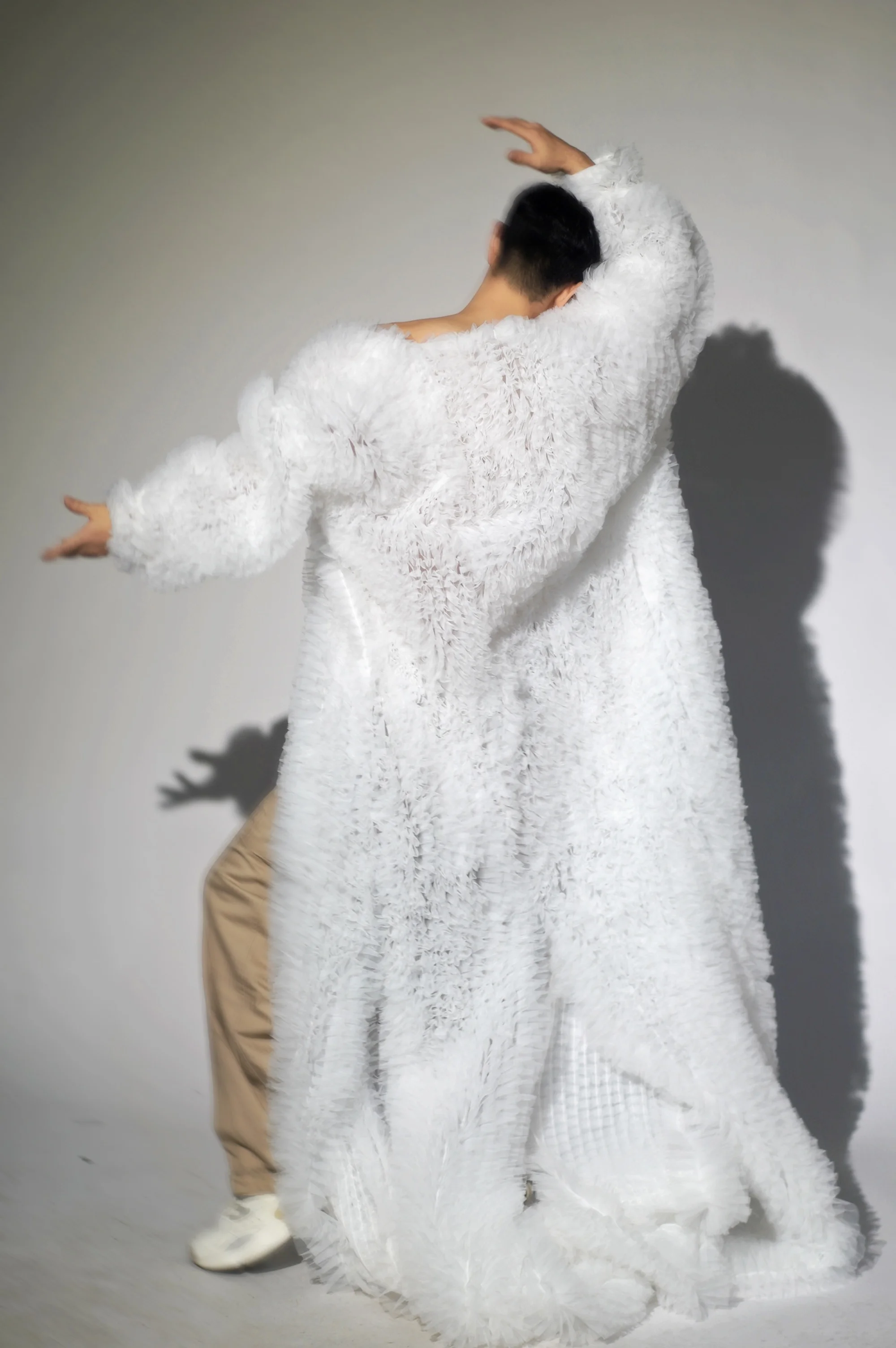 New Unisex Sexy Winter Long Cloak Tulle Puffy Overcoat Full Sleeves Cloak Exaggerate Style Dinners Dress Outer Garment Wuzhishan