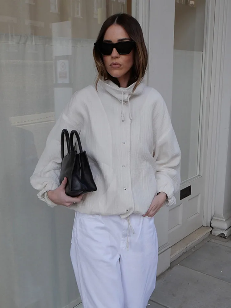 سترة قصيرة غير رسمية بياقة واقفة معاطف نسائية فضفاضة بأكمام طويلة وجيوب واحدة الصدر ملابس خارجية لخريف 2025 للسيدات في الشارع