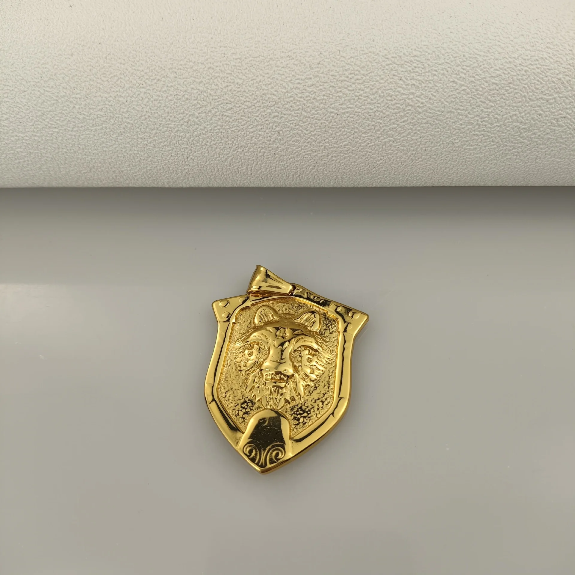 `Men Shield‑Shaped Wolf Head Pendant Necklace 316L Stainless Steel Gold Plated Retro Animal Totem Hip Hop Fashion Jewelry for Ma