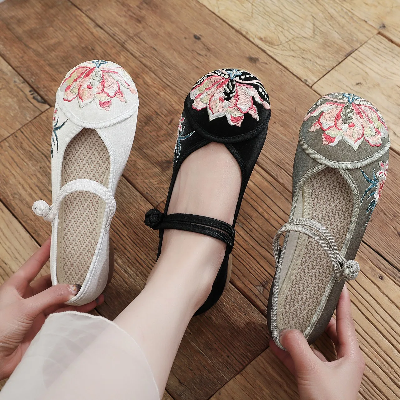 2026 Women's Olive Black White Lotus Embroidery Chinese Hanfu Shoes Flats Comfort Traditional Casual Shoes for Daily Wear Q-172