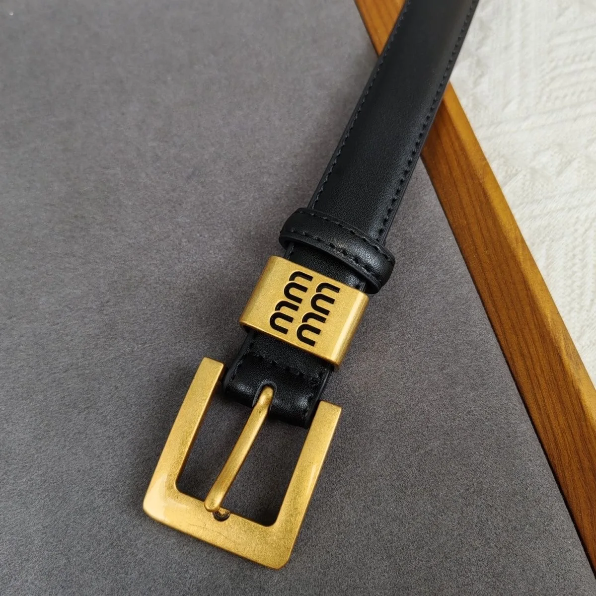 حزام جلدي أنيق بإبزيم ذهبي مربع كبار الحد الأدنى من الجينز الملابس والاكسسوارات الفاخرة مصمم العلامة التجارية حزام للنساء