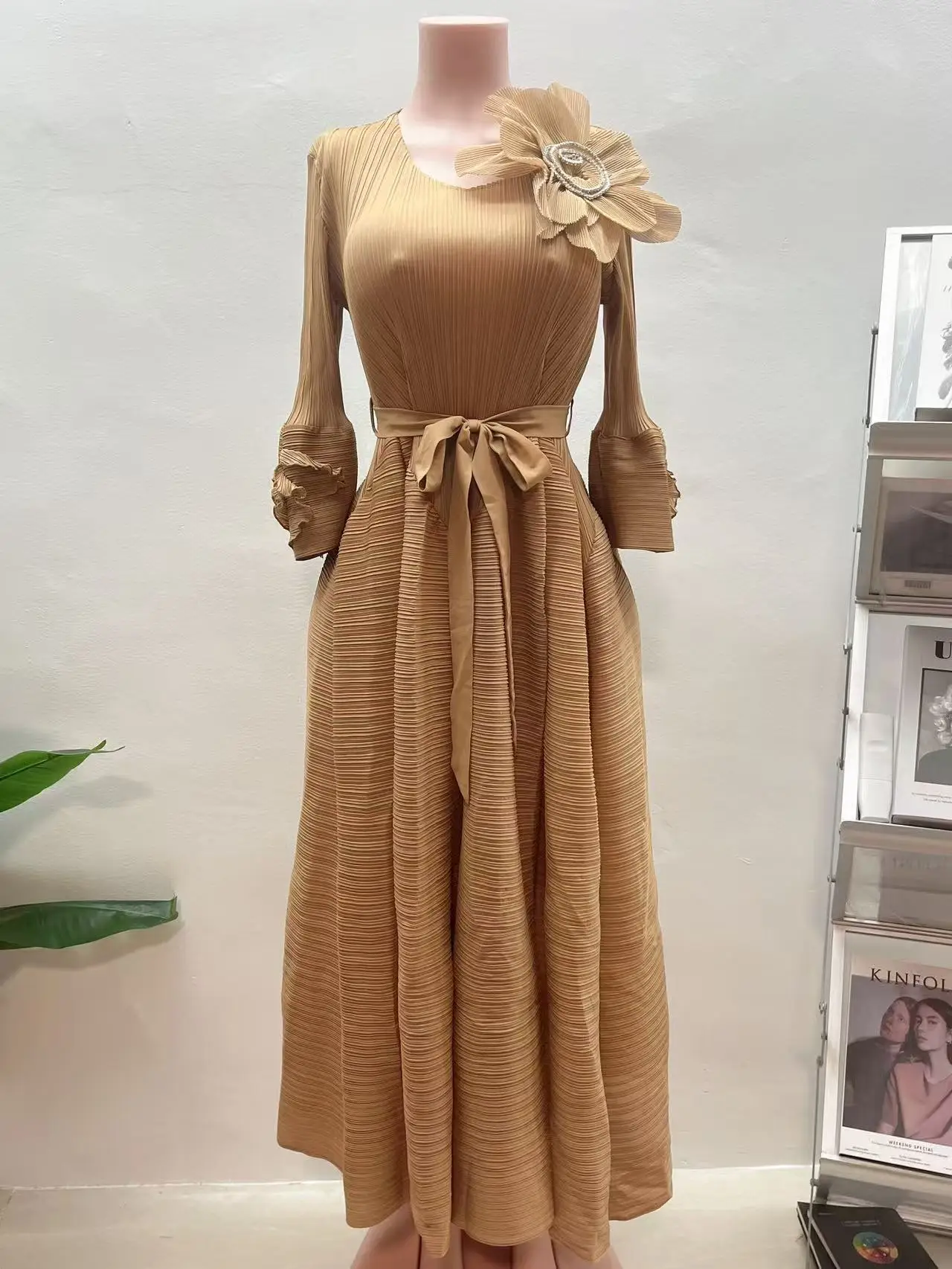 

Miyake Pleats 2025 Autumn New Commuter Tutu Skirt Temperament High-end Elastic Crew Neck Elegant Dress Women's Clothing