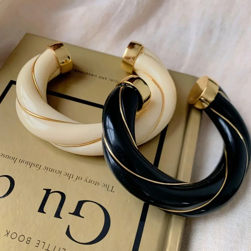 여성을위한 수지 트위스트 대담한 오픈 커프 팔찌 럭셔리 디자이너 청키 팔찌 성명 쥬얼리 도파민 여름 쥬얼리