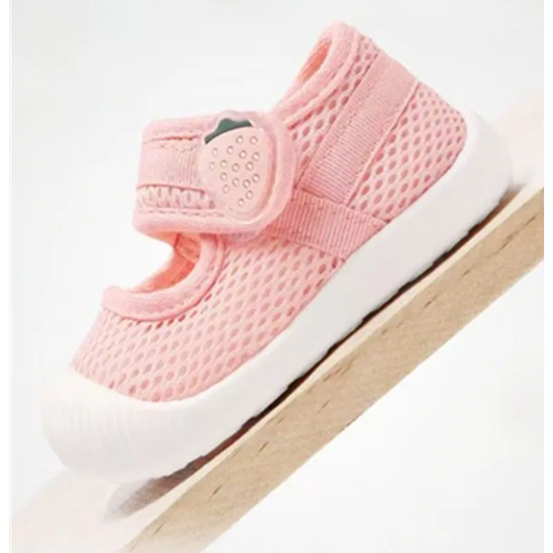 2025 جديد طفلة الصنادل حذاء طفل صغير الصيف لينة وحيد عدم الانزلاق حذاء طفل تنفس أحذية وظيفية الأطفال