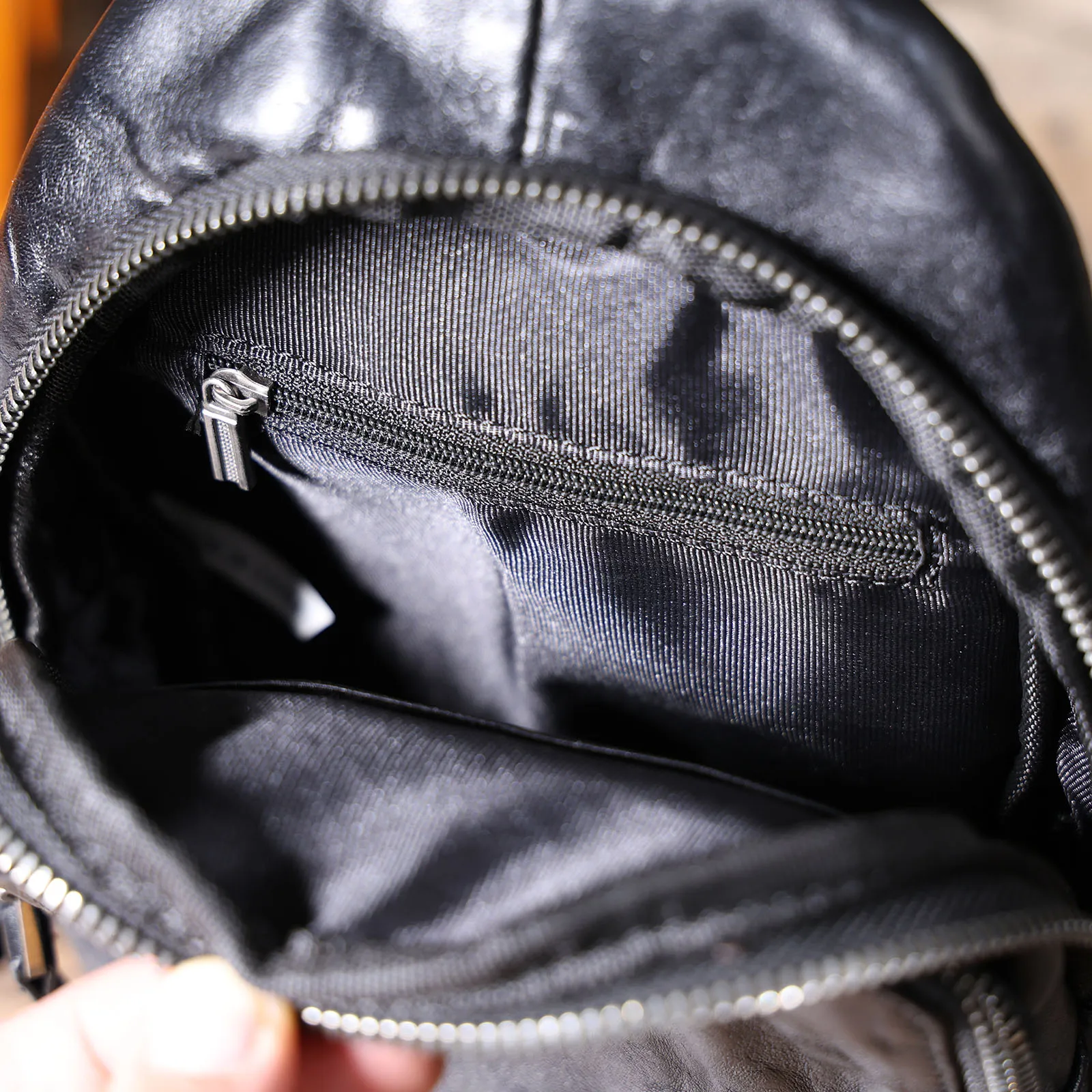 Echte Leder-Brusttasche für Herren, Casual-Umhängetasche aus Rindsleder, Modische Handyhülle, Pflanzlich gegerbtes Leder, Mini-Modell – Detail 16