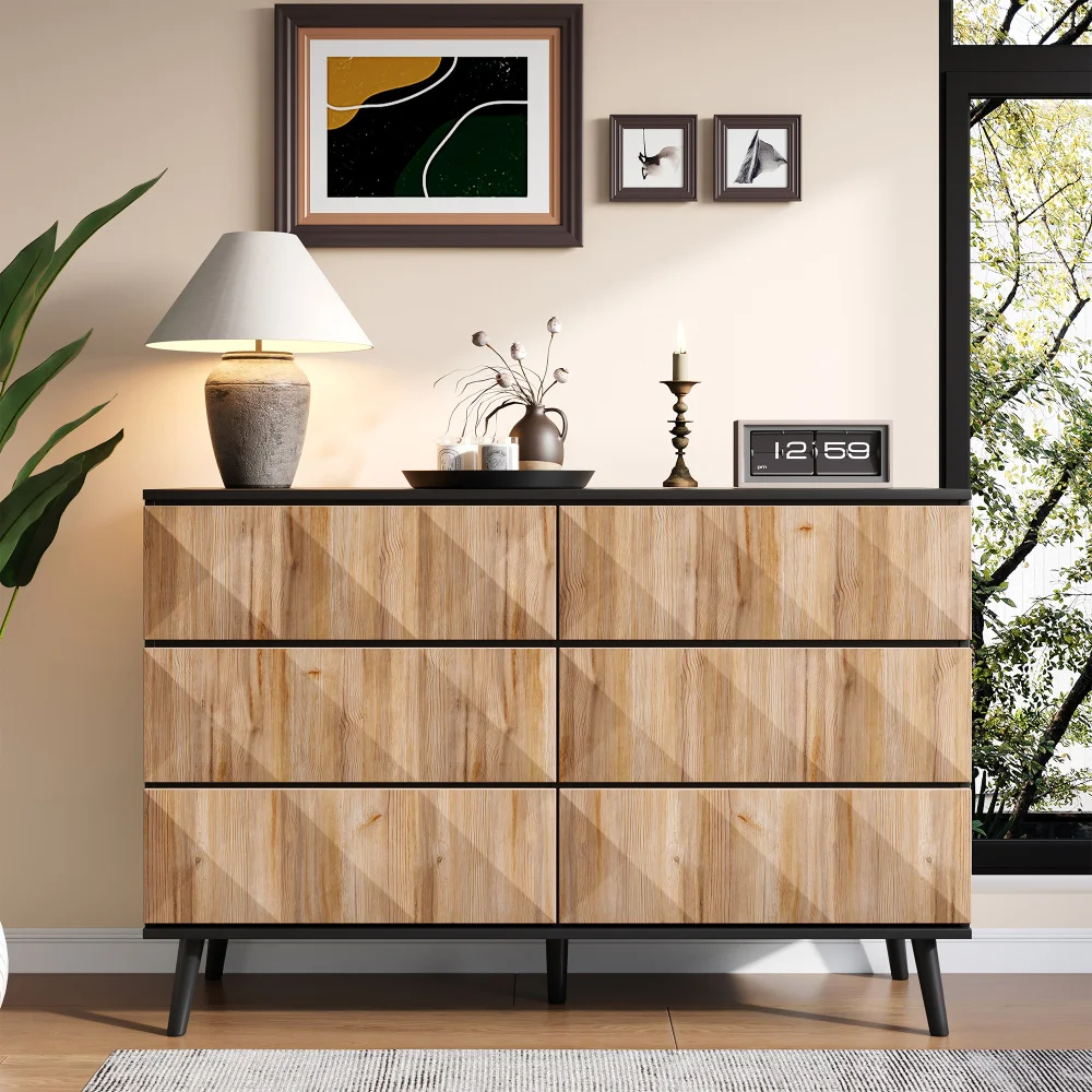 Das Sideboard und die Kommode von PINGGO zeichnen sich durch eine Kombination aus Schwarz- und Naturholztönen sowie durch erhabene Türen aus. – Detail 2