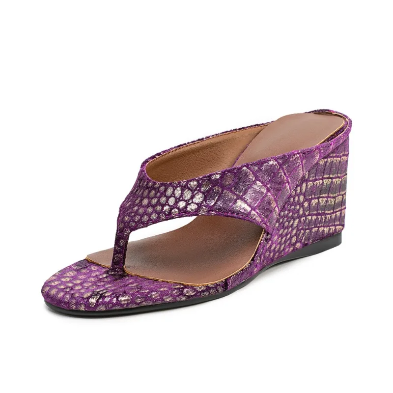 

Европейские и американские модные универсальные шлепанцы на танкетке с круглым носком для женщин в сандалиях на толстой подошве и пляжной обуви