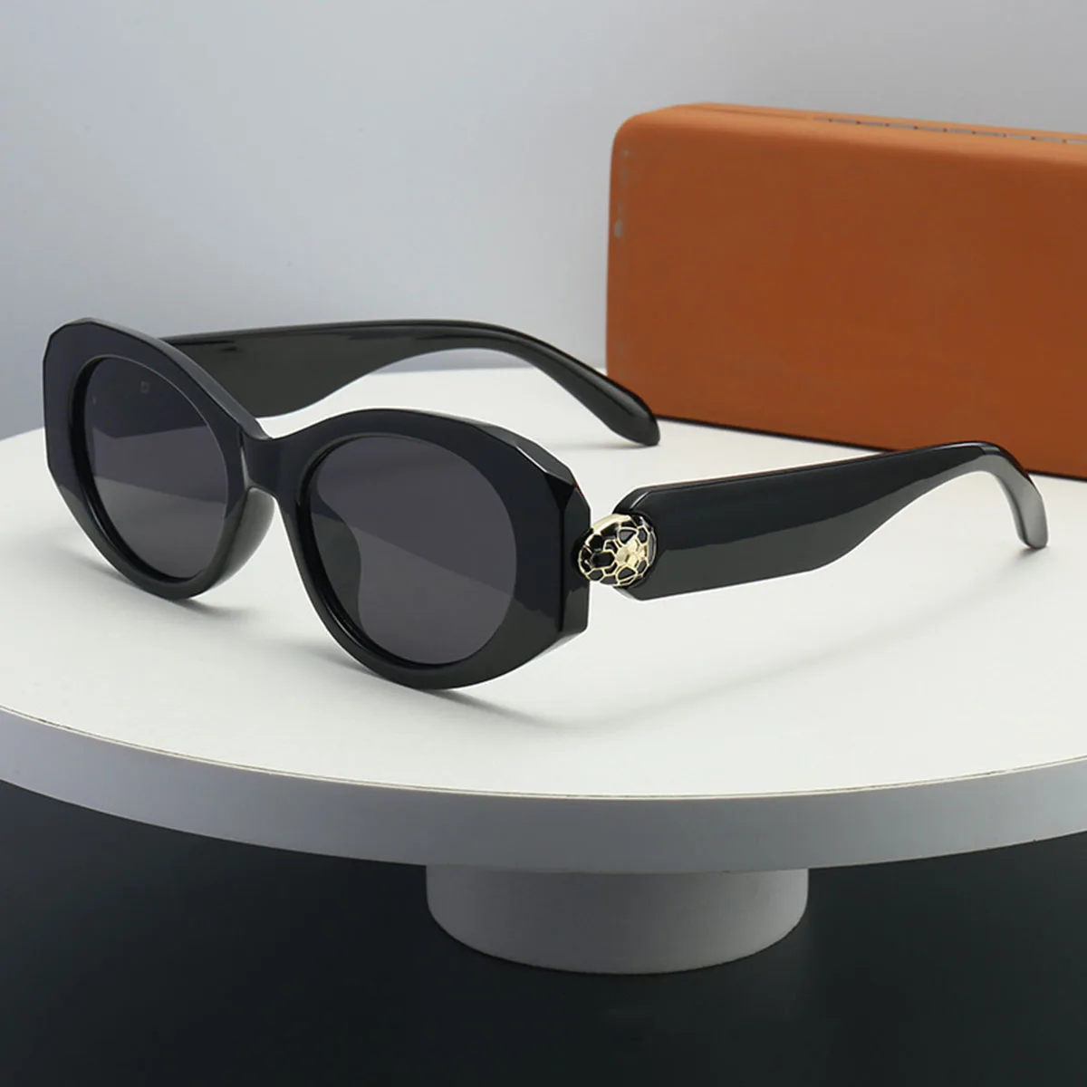 New Oval-shaped Sunglasses with Unique Metallic Snake Head Design, Stylish and Versatile, Perfect for Women.