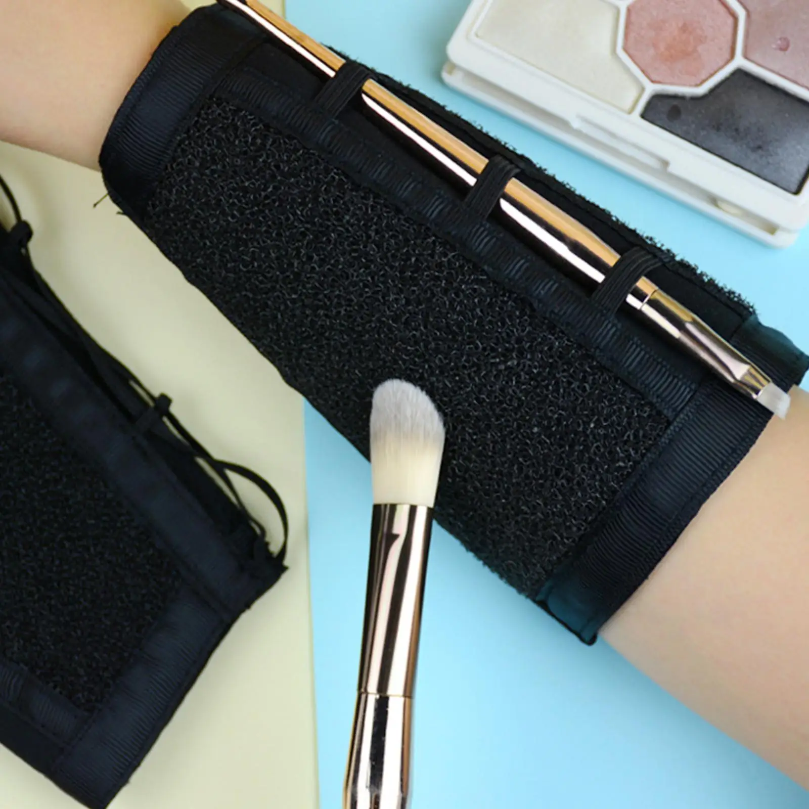 Изящный держатель для кистей для макияжа с ремешком на руку — аккуратное решение для хранения кистей