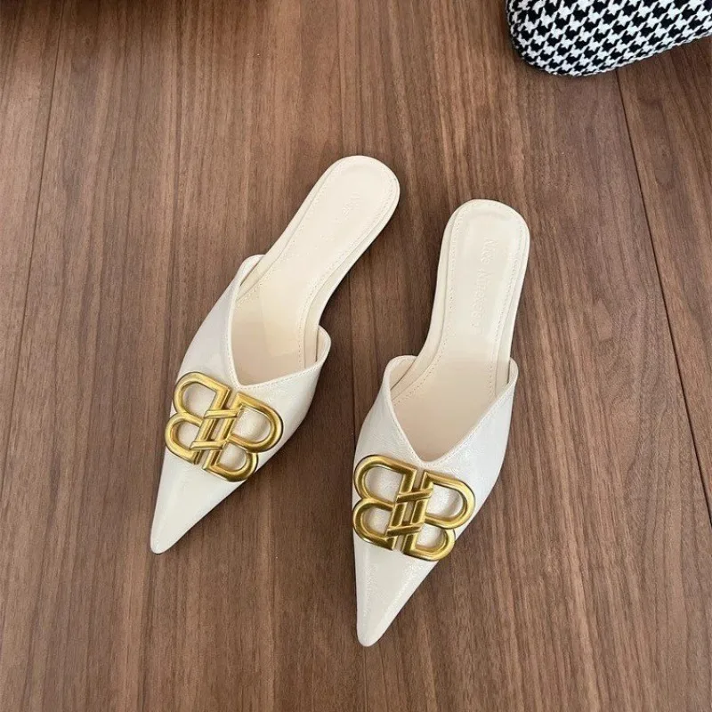 2025 女性のサンダルファッションメタルトリムデザイナー女性の夏の新カジュアル固体パーティードレス女性シルバースリッパ