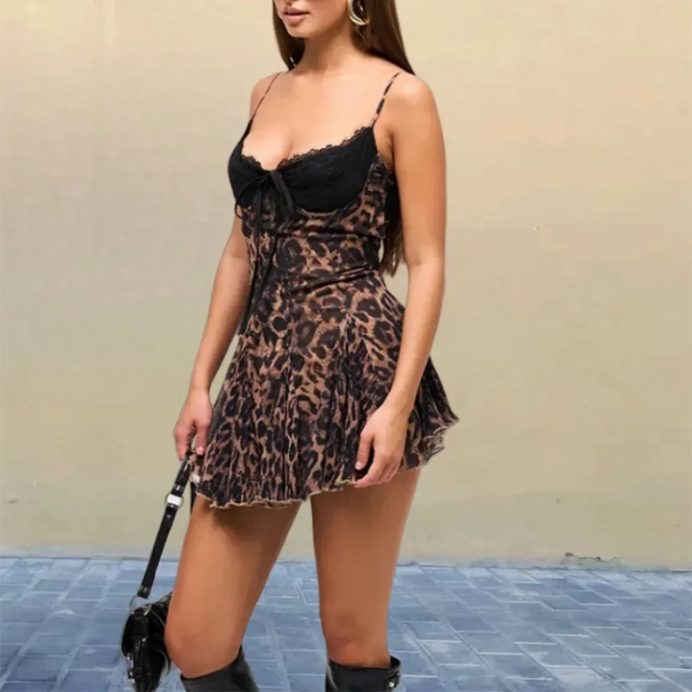 فساتين صيفية مثيرة ضيقة بطبعة الفهد من الدانتيل بدون أكمام ورقبة على شكل قلب وحاشية مكشكشة فساتين حفلات صغيرة للنساء #3