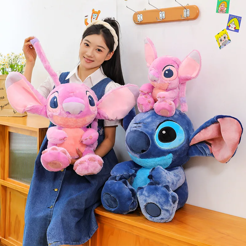 Urocza pluszowa zabawka Stitch siedzący na dużym stopy, wypchana lalka, słodki pluszak dla dzieci, prezent urodzinowy, miękka, przytulna poduszka, idealny przyjaciel.
