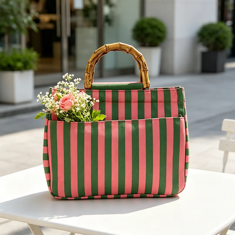 bolsa-tote-feminina-com-listras-verticais-em-blocos-de-cores-rosa-e-verde-bolsa-de-mao-com-textura-listrada-em-blocos-de-cores-frescas