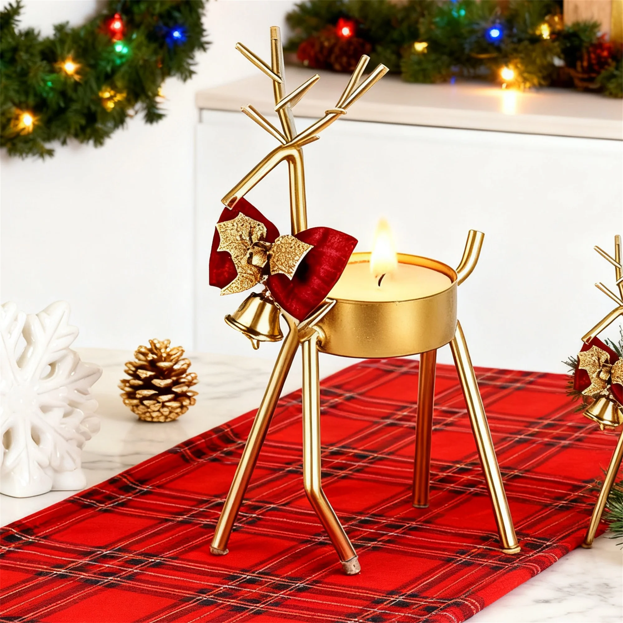 

Металлический подсвечник в виде снежинки с блестящими акцентами и детализацией сосновой шишки для праздничных праздничных украшений стола