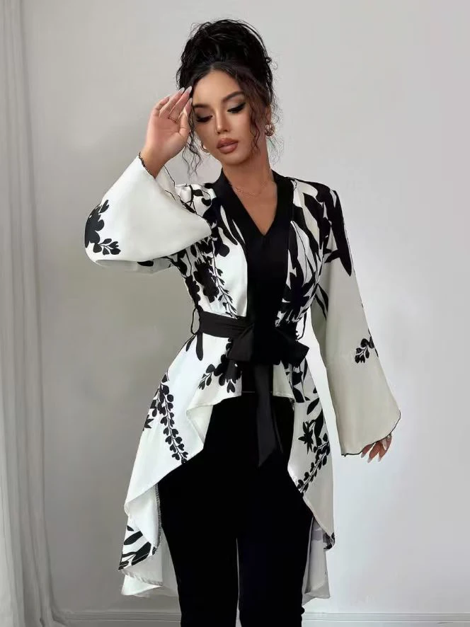 

Черно-белый свободный жакет-кардиган с цветочным принтом — элегантная и стильная праздничная одежда