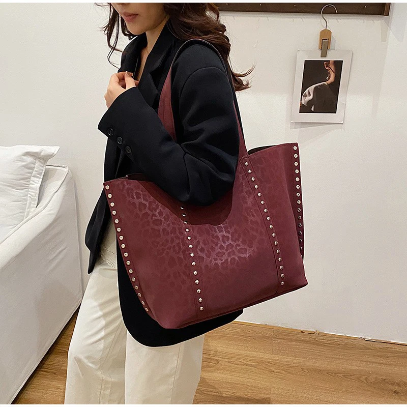 Leopardenmuster Mattierte Wildleder-Schultertasche mit Nieten, Damen Handtasche mit Metallnieten, Vintage Große Kapazität Herbst-Winter-Handtasche – Detail 12