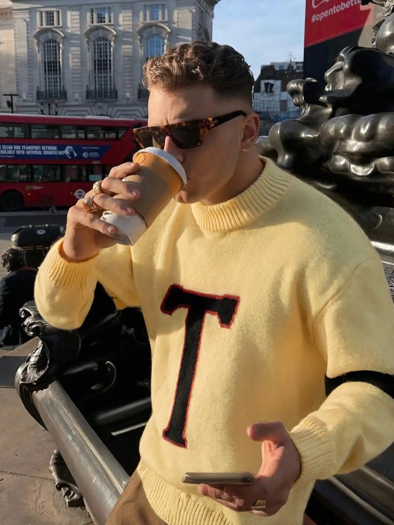 

Весенне-осенне-зимний свитер в стиле преппи с длинными рукавами, круглым вырезом, открытыми плечами и принтом-надписью