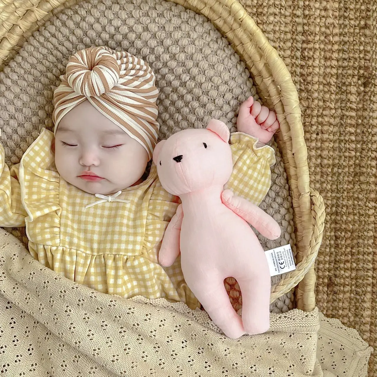 2024 جديد الدب الصغير القماش الفن دمية لطيف ومبتكر القماش دمية دمية دمية رائعتين لعبة الراحة الطفل #3