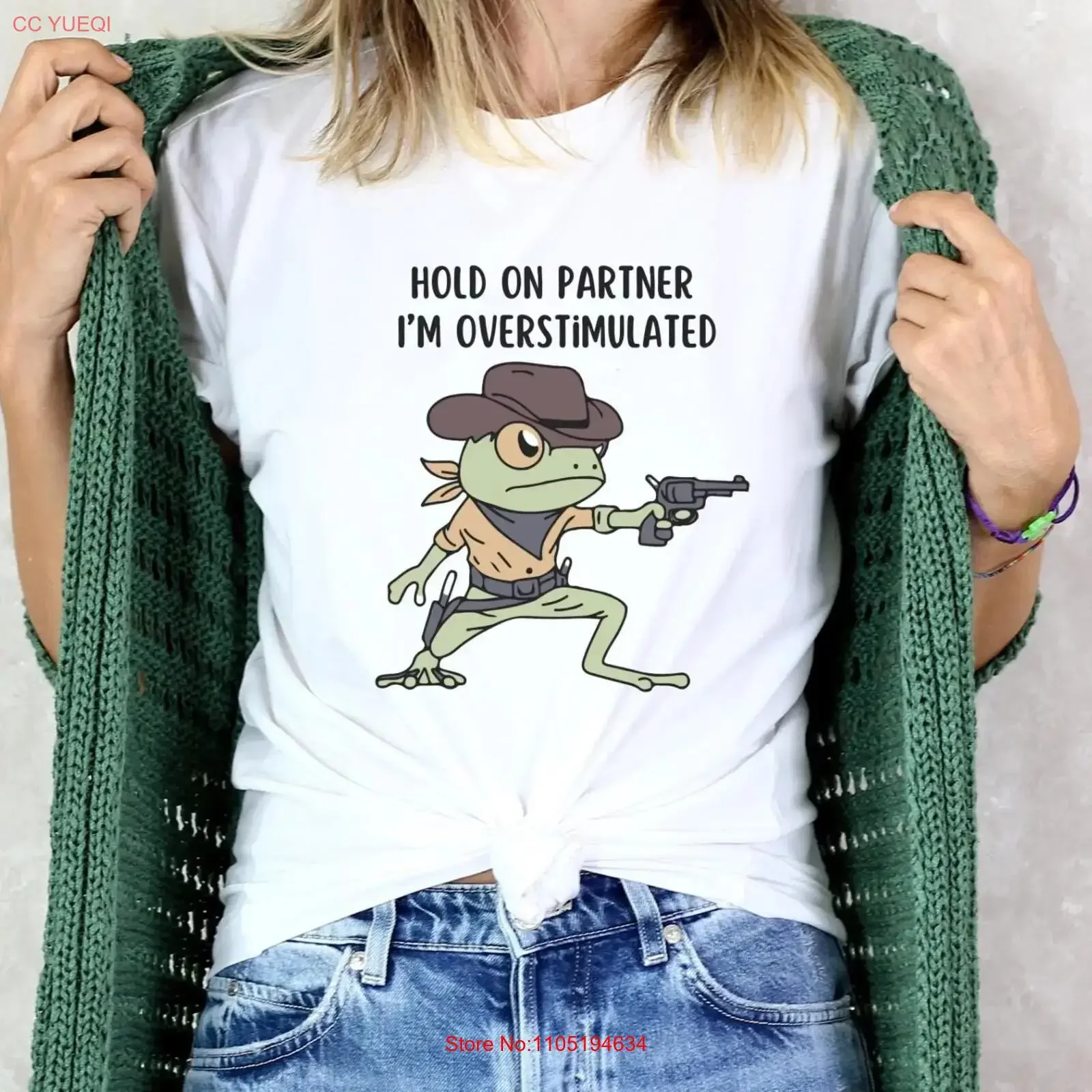 

Футболка Hold On Partner I'm Overstimulated с забавной лягушкой Gen Z Meme Western Cowboy Weirdcore, винтажная стильная дышащая футболка