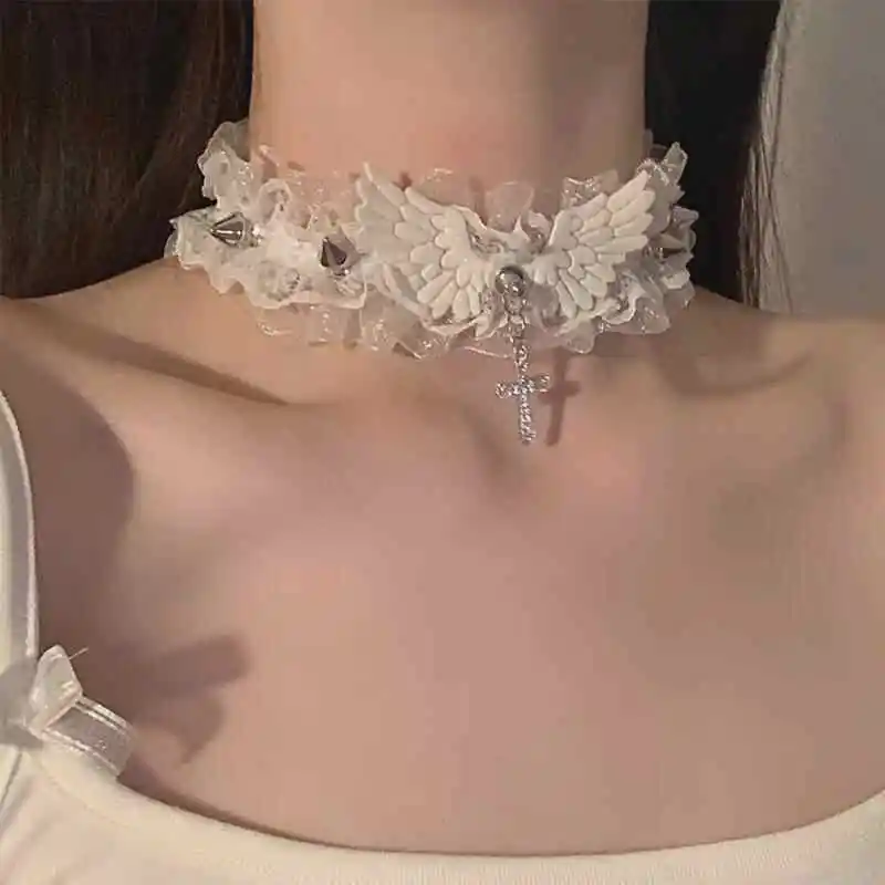 2025 Nuovo collare con ciondolo croce in pizzo con ali d'angelo sexy Personalità gotica scura femminile Collana semplice e versatile