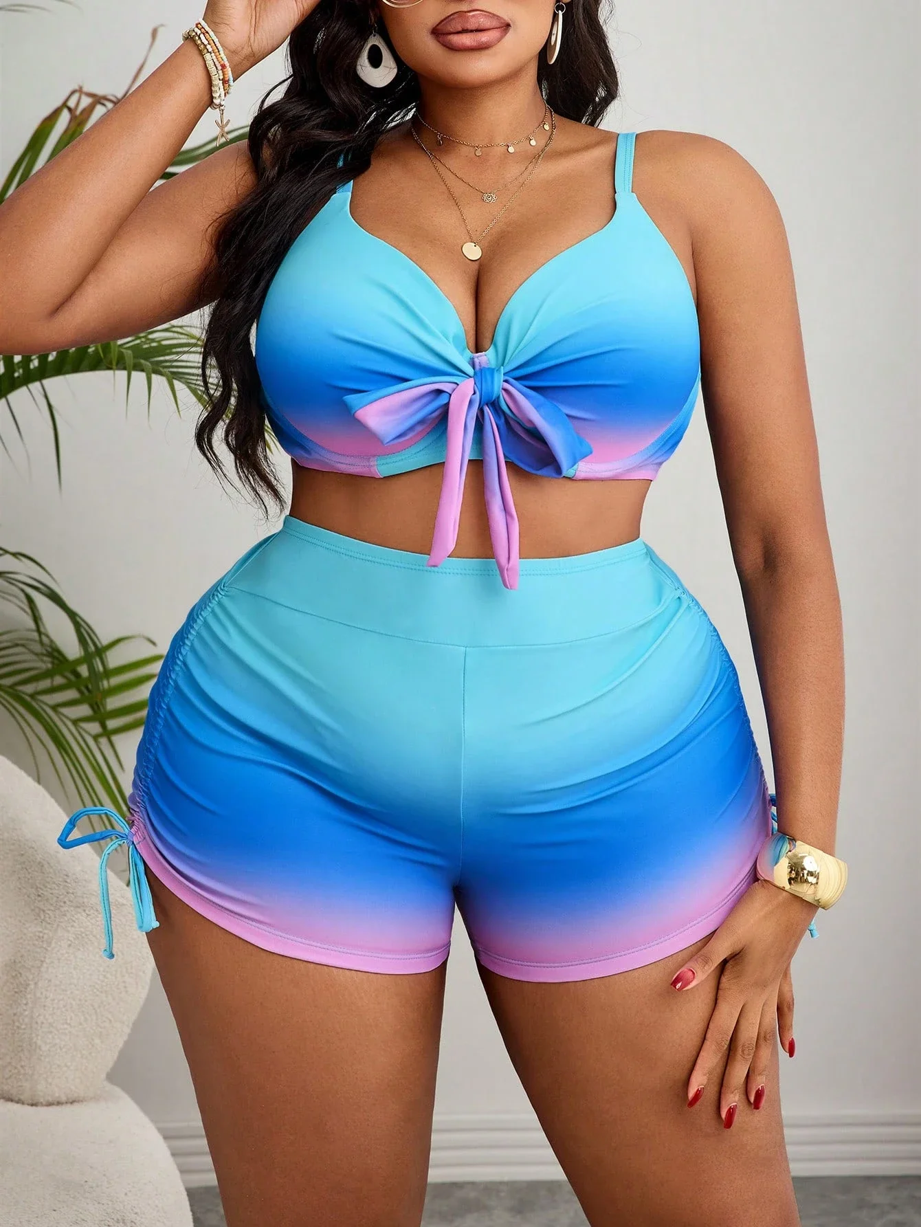 

Женский комплект купальников из двух предметов: топ-халтер с эффектом омбре и пуш-ап на косточках, а также шорты с высокой талией на завязках.