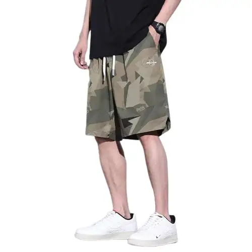 شورت مموه من الحرير الجليدي يسمح بمرور الهواء سريع الجفاف للصيف والشاطئ كاجوال فضفاض مناسب للشباب نمط خمسة بوصات سروال عمل رفيع